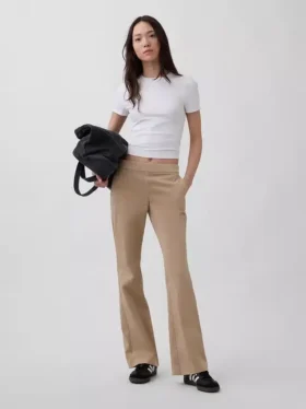 Eng anliegende Khakis mit Flare-Schnitt und niedriger Leibhöhe