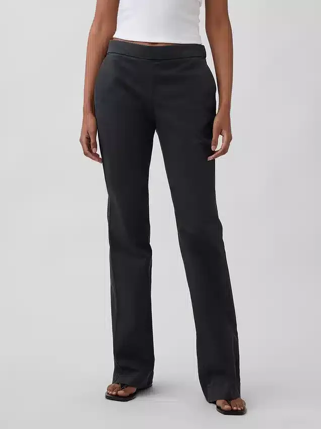 Eng anliegende Khakis mit Flare-Schnitt und niedriger Leibhöhe