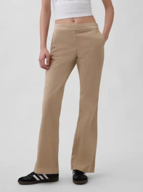 Eng anliegende Khakis mit Flare-Schnitt und niedriger Leibhöhe