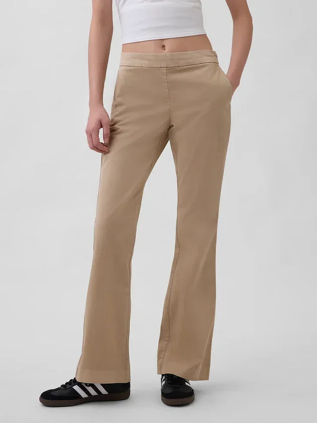 Eng anliegende Khakis mit Flare-Schnitt und niedriger Leibhöhe