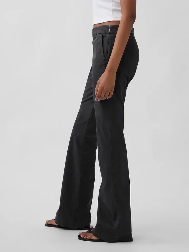 Eng anliegende Khakis mit Flare-Schnitt und niedriger Leibhöhe
