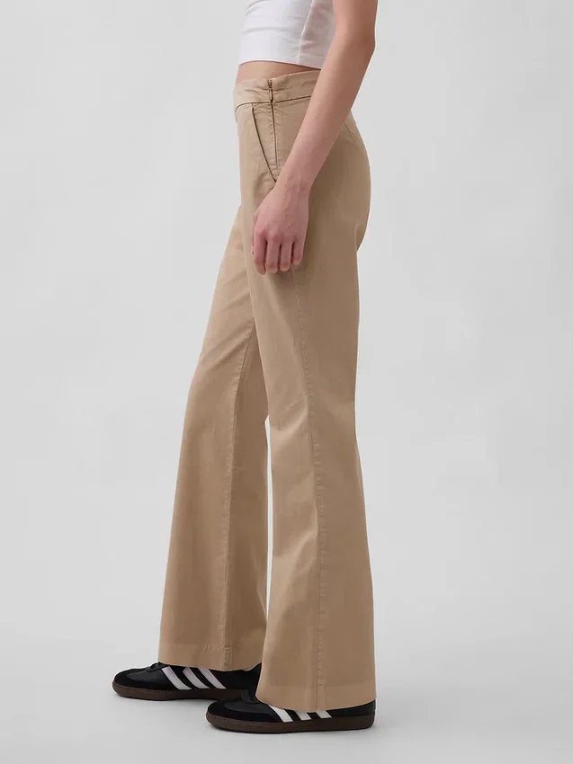 Eng anliegende Khakis mit Flare-Schnitt und niedriger Leibhöhe