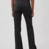 Eng anliegende Khakis mit Flare-Schnitt und niedriger Leibhöhe