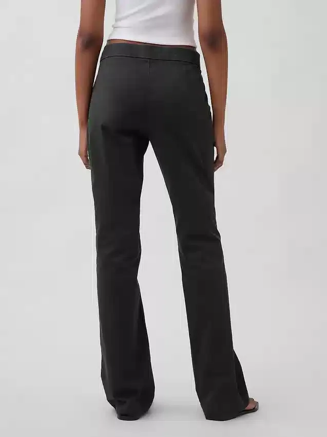 Eng anliegende Khakis mit Flare-Schnitt und niedriger Leibhöhe