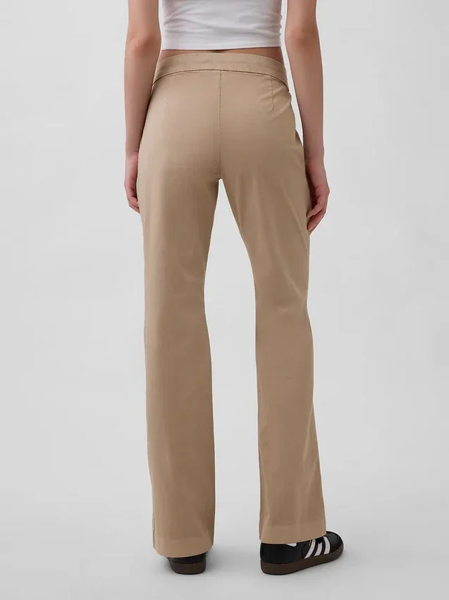 Eng anliegende Khakis mit Flare-Schnitt und niedriger Leibhöhe
