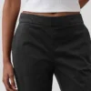 Eng anliegende Khakis mit Flare-Schnitt und niedriger Leibhöhe
