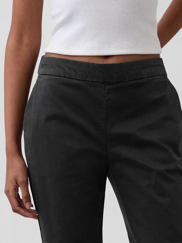 Eng anliegende Khakis mit Flare-Schnitt und niedriger Leibhöhe