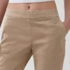 Eng anliegende Khakis mit Flare-Schnitt und niedriger Leibhöhe