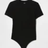 Eng anliegender Jersey-T-Shirt-Bodys mit String