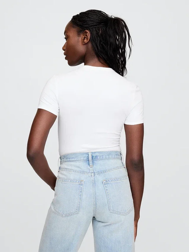 Eng anliegender Jersey-T-Shirt-Bodys mit String