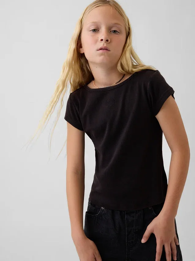 Eng anliegendes Kinder-T-Shirt mit Flügelärmeln
