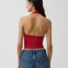 Eng anliegendes, kurzes Neckholder-Oberteil