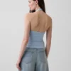 Eng anliegendes, kurzes Neckholder-Oberteil