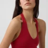 Eng anliegendes, kurzes Neckholder-Oberteil