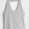 Eng anliegendes, kurzes Neckholder-Oberteil