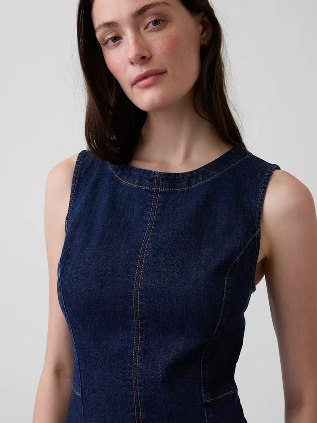 Eng anliegendes Midi-Kleid aus Denim