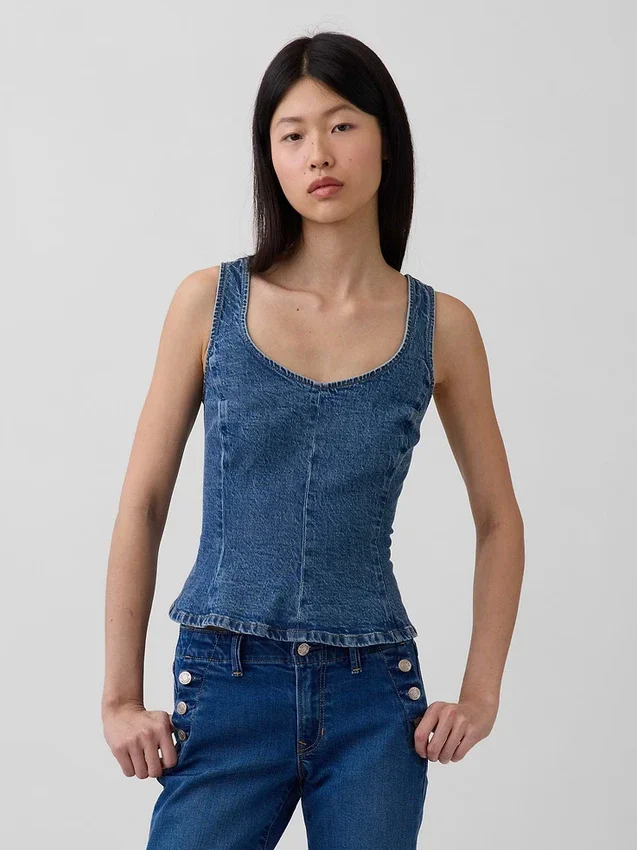 Eng anliegendes Peplum-Oberteil aus Denim