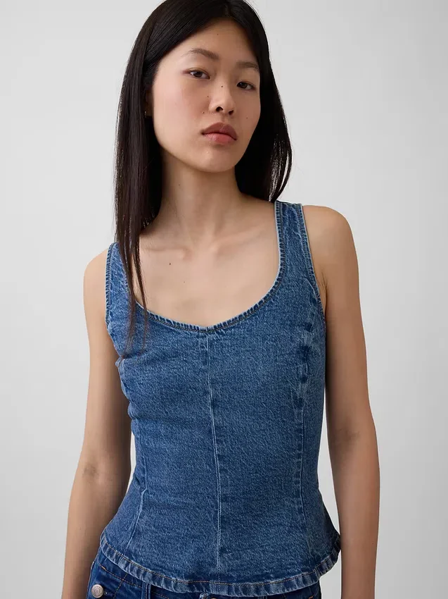 Eng anliegendes Peplum-Oberteil aus Denim