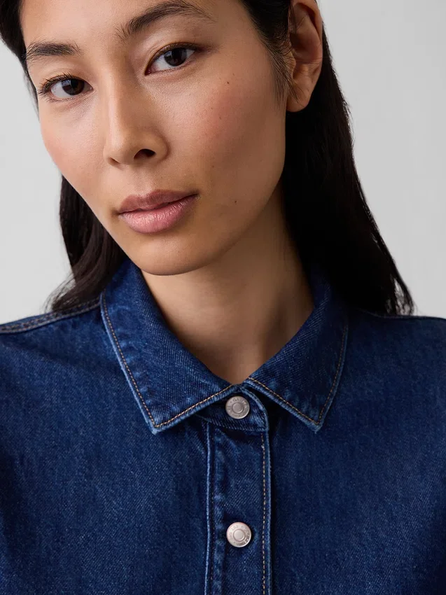 Eng anliegendes Peplum-Oberteil aus Denim