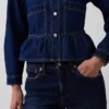 Eng anliegendes Peplum-Oberteil aus Denim