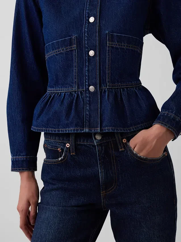 Eng anliegendes Peplum-Oberteil aus Denim