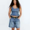 Eng anliegendes Peplum-Oberteil aus Denim