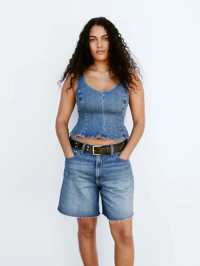 Eng anliegendes Peplum-Oberteil aus Denim
