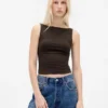 Eng gestricktes Jersey-Oberteil mit U-Boot-Ausschnitt
