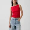 Eng gestricktes Jersey-Oberteil mit U-Boot-Ausschnitt