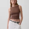 Eng gestricktes Jersey-Oberteil mit U-Boot-Ausschnitt