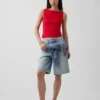 Eng gestricktes Jersey-Oberteil mit U-Boot-Ausschnitt