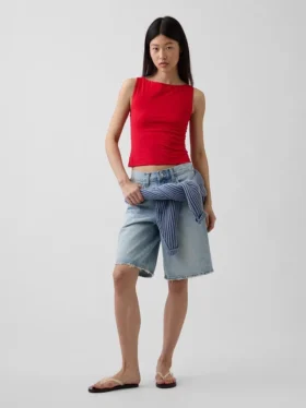 Eng gestricktes Jersey-Oberteil mit U-Boot-Ausschnitt