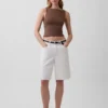 Eng gestricktes Jersey-Oberteil mit U-Boot-Ausschnitt