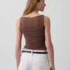 Eng gestricktes Jersey-Oberteil mit U-Boot-Ausschnitt