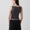 Eng gestricktes Jersey-Oberteil mit U-Boot-Ausschnitt