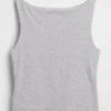 Eng gestricktes Jersey-Oberteil mit U-Boot-Ausschnitt