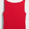 Eng gestricktes Jersey-Oberteil mit U-Boot-Ausschnitt