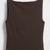 Eng gestricktes Jersey-Oberteil mit U-Boot-Ausschnitt