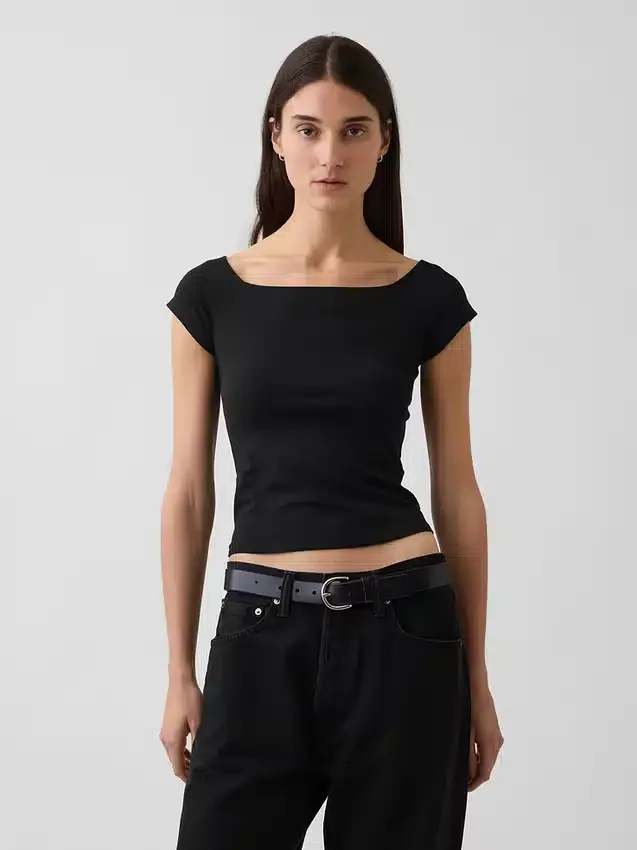 Engmaschiges Jersey-T-Shirt im Off-Shoulder-Crop-Stil