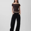 Engmaschiges Jersey-T-Shirt im Off-Shoulder-Crop-Stil