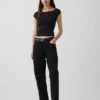 Engmaschiges Jersey-T-Shirt im Off-Shoulder-Crop-Stil