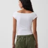 Engmaschiges Jersey-T-Shirt im Off-Shoulder-Crop-Stil