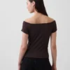Engmaschiges Jersey-T-Shirt im Off-Shoulder-Crop-Stil