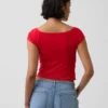 Engmaschiges Jersey-T-Shirt im Off-Shoulder-Crop-Stil