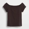 Engmaschiges Jersey-T-Shirt im Off-Shoulder-Crop-Stil