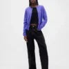 GAP × Disney „Tim Burtons The Nightmare Before Christmas“ CashSoft-Strickjacke mit Totenkopfmotiv