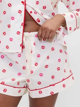 GAP × Summer Fridays Popeline-Pyjama-Shorts mit „Kiss“-Print