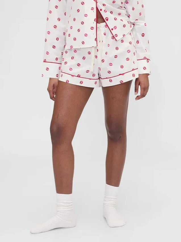 GAP × Summer Fridays Popeline-Pyjama-Shorts mit „Kiss“-Print