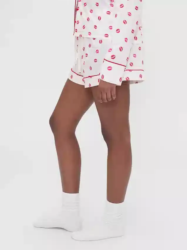 GAP × Summer Fridays Popeline-Pyjama-Shorts mit „Kiss“-Print