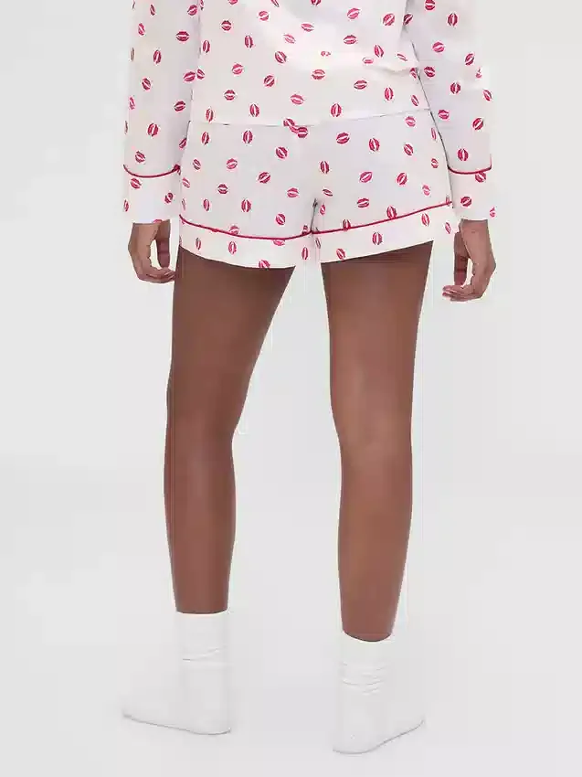GAP × Summer Fridays Popeline-Pyjama-Shorts mit „Kiss“-Print